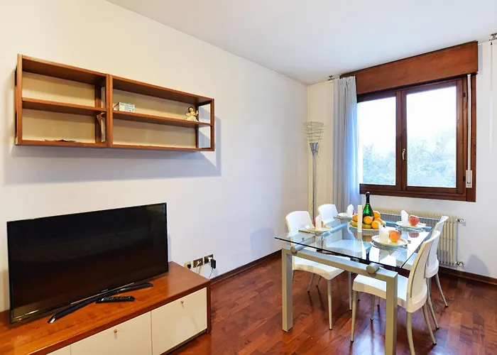 2 Bedroom Awesome In Apartment *